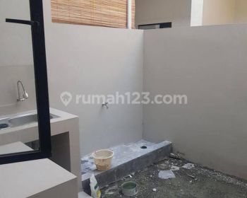 DISEWAKAN RUMAH BARU GRESS 2 LANTAI ALANA TAMBAK OSO SIAP HUNI