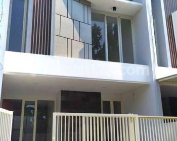 Rumah New Scandinavian di Kawasan Hunian Eksklusif Manyar Tirtoyoso