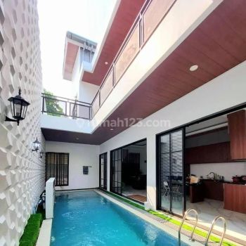 Rumah 2 Lantai Kolam Renang Pribadi di Bintaro