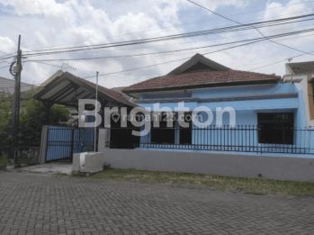 RUMAH SIAP HUNI MANYAR ROW JALAN 4 MOBIL