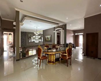 TURUN HARGA MURAH NEGO.RUMAH MEWAH DEKAT MAL GANDARIA CITY JAKARTA.