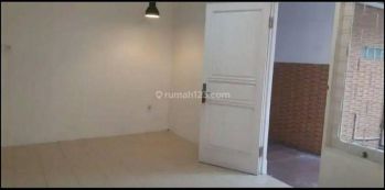 Rumah 2 Lantai di kawasan Tebet dekat stasiun & exit tol