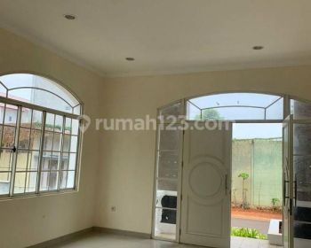 Disewakan Rumah 3 Lantai 4 kamar Bagus banget!!!!
