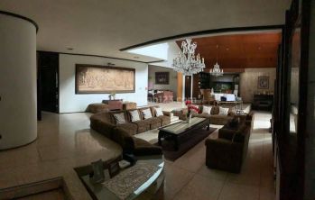 Rumah Halaman Luas Lokasi Strategis di Tebet Jakarta Selatan