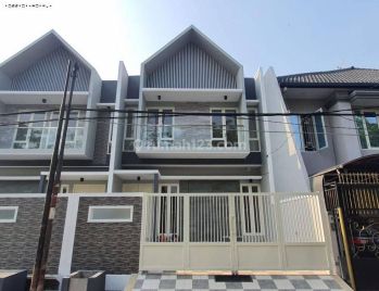 Rumah Manyar Tirtomoyo New Minimalis Row 3 Mobil Carport 2