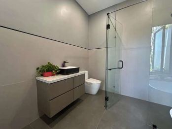 Rumah baru dgn kolam renang, siap huni di Jl Pinang, Jaksel