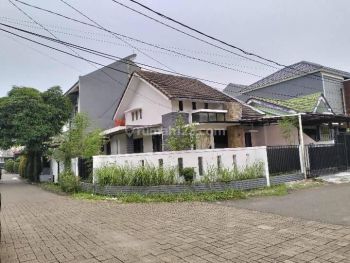 Rumah asri dan nyaman,halaman luas posisi hook