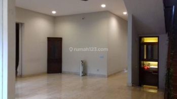 Sewa Rumah Lokasi Prime Pool Besar Siap Huni di Cilandak