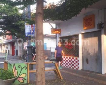 Ruang Usaha di tengah kota daerah ramai