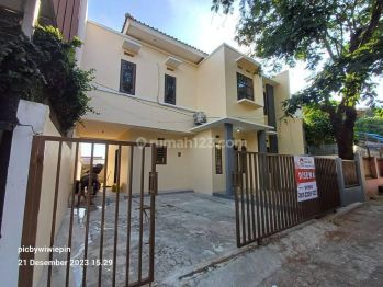 Disewakan Rumah 2 Lantai Bersih Terawat Habis di Cat