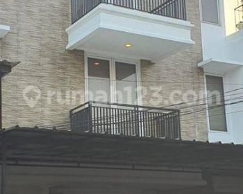 Dijual Rumah Strategis Nyaman  di Kelapa Gading Jakarta Utara