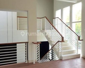 Rumah hook dekat Taman di Kebayoran Bintaro Sektor 7. 3722