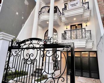 Rumah mewah dengan kolam renang pribadi lokasi terdepan Cilandak