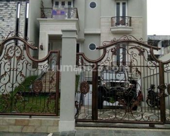 Rumah Mewah Strategis Aman Nyaman dgn Kolam Renang di Otista Jakarta Timur
