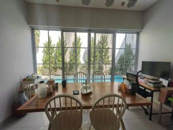 Disewakan rumah dengan kolam renang di bsd city