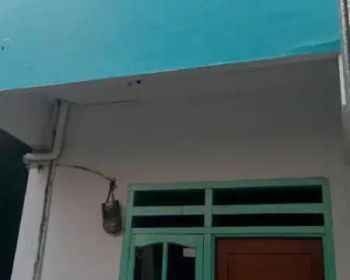 Disewakan pertahun rumah mungil 2 lantai full keramik, baru renovasi