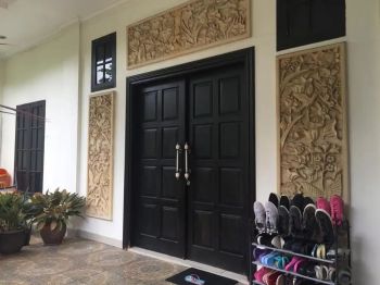 Rumah siap huni, di depan taman, lokasi cluster strategis di Jakarta S