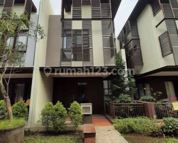 Rumah minimalis lokasi strategis dijual 3 Lantai