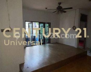 Rumah Dengan Taman Luas Di Tebet Dekat Stasiun Cawang