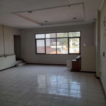 Di sewakan ruko cantik tiga lantai Di batununggal