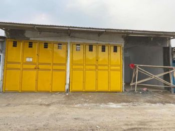 Di kontrakan kios pinggir jalan