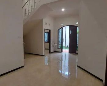 Disewakan Rumah 2 Lantai Kondisi Bagus Perumahan Elit Istana Dieng