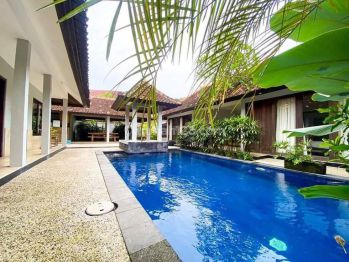 Villa Klasik 4 Kamar Furnished Taman Luas di Seminyak