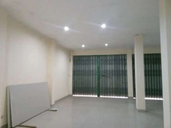 Disewakan Ruko 2 lantai, 3 unit loss tanpa pemisah. Murah.