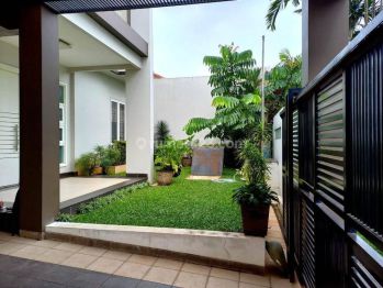 Rumah 2 Lantai Furnished Ada Kolam Renang di Kemang Jaksel