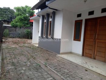 DISEWAKAN RUMAH CANTIK, ASRI DAN NYAMAN, HALAMAN LUAS, 150 MTR DARI JL RAYA