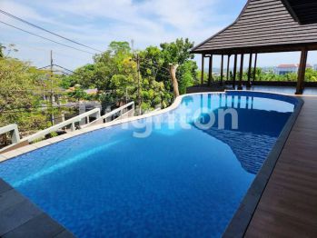 RUMAH BESAR 3 LANTAI ADA KOLAM RENANG DI JL GOMBEL SEMARANG