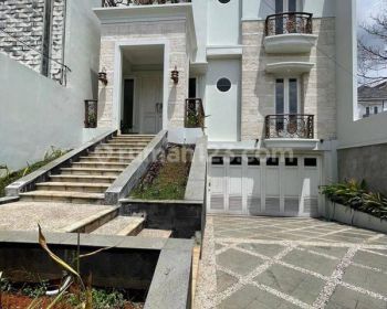 Rumah 3 lantai,mewah,siap huni,ada kolam renang,lokasi strategis di kampung