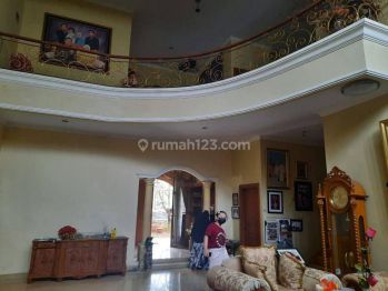 Rumah Besar Halaman Luas di Komplek Pati Cibubur