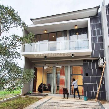 Rumah Siap Huni 2 Lantai 3 Kamar Dekat Taman Di Golden Park 2