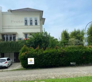 Rumah posisi di hook 3 Lantai di hook di Casa Jardin, Jakarta Barat