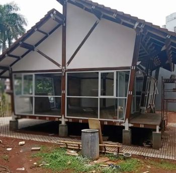 Sewa rumah unik kayu SWB taman luas di CITRA GRAN Cibubur strategis