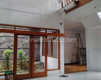 Dijual rumah 2 Lantai Luas tanah. 294 m² . Kamar tidur 4, buah batu, dekat seni