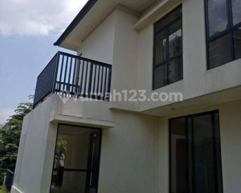 Rumah 2,5 Lantai Lancewood Navapark Dekat Tol Dan Aeon Mall di Bsd, Tangerang