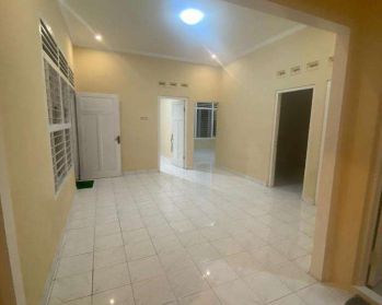 Rumah Unfurnihsed Halaman Luas Lingkungan Tenang di Kalibata