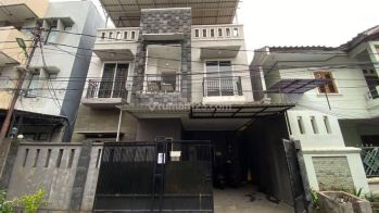 Rumah 3 Lantai SHM Furnished di Setiabudi, Jakarta Selatan