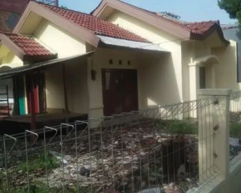 Disewakan Rumah halaman luas + gudang