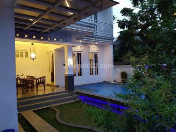 Villa sewa harian fasilitas kolam renang d di Sentul