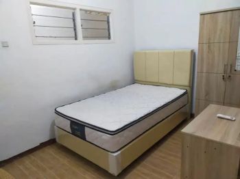 Kost Pria dengan kamar mandi dalam dan AC.