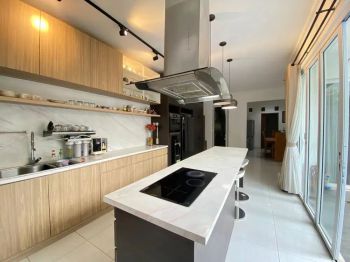 Rumah Modern 2 Lantai Fasilitas Swimming Pool Di Cirendeu