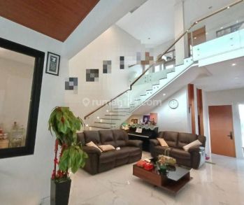 Rumah Mewah Nyaman di Singgasana Pradana, Bandung