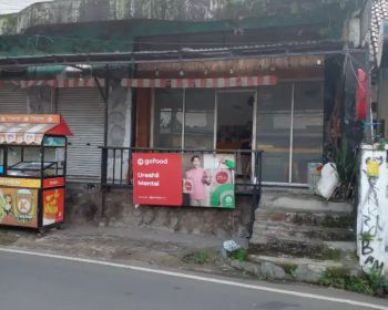 Di kobtrakkan toko pinggir jalan