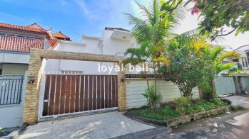 Rumah, Luxury And Modern House With White Nuance In Taman Mumbul, Bali