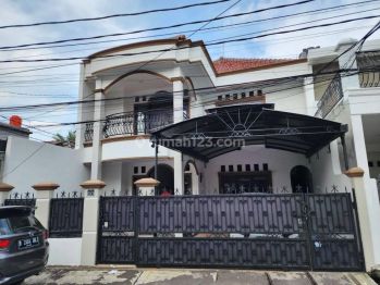 Rumah 2 lantai dekat gedung olah raga dan polsek Rumah 2 Lantai Bagus di Jalan