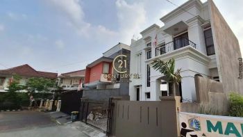 Rumah Classic Baru Renovasi Halaman Luas Ceiling Tinggi Strategis