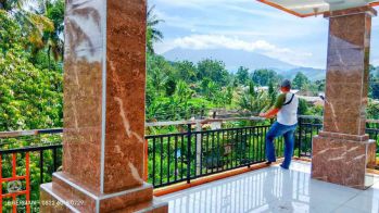 Villa dijual dengan kolam ikan dan view gunung pangrango